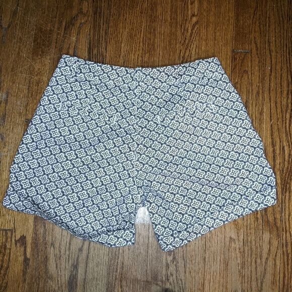 Banana republic black and white cuff short… - Picture 4 of 4